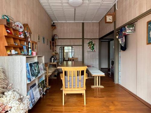 高雄月光寶盒旅店 Moonlight Hostel的一间客房内配有桌椅的房间