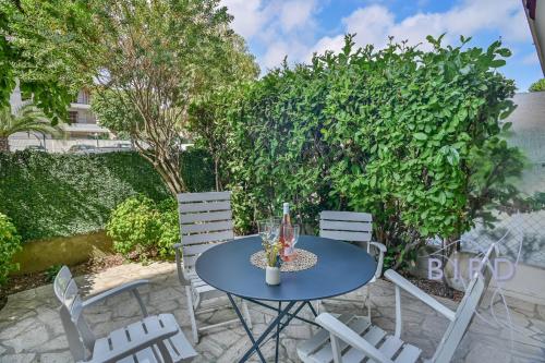 - une table et des chaises sur la terrasse d'une maison dans l'établissement Fully equipped beach studio, à Cagnes-sur-Mer