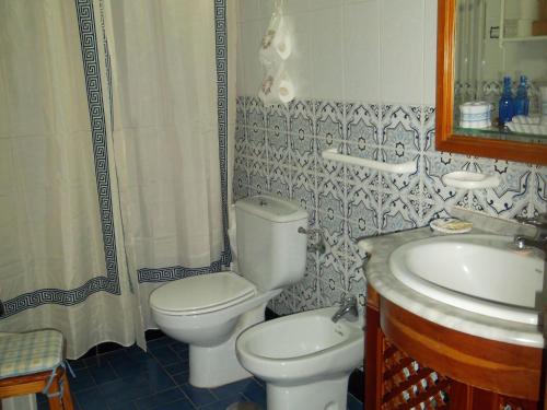 een badkamer met een toilet en een wastafel bij Holiday home Casa Guiniguada Santa Br gida in Santa Brígida