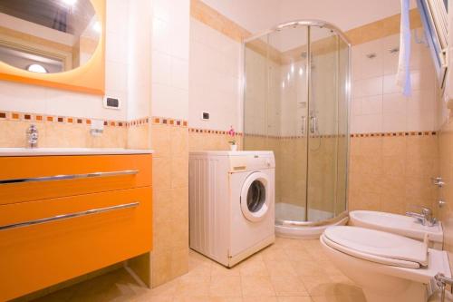 een badkamer met een wasmachine en een toilet bij Casa-Puccini-Altstadt-5-Minuten-|-8-km-Meer in San Vito dei Normanni
