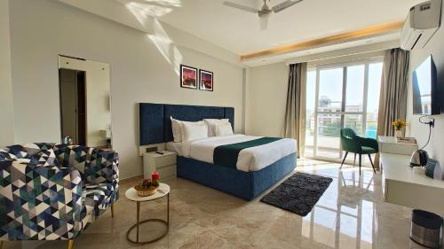 um quarto de hotel com uma cama e uma cadeira em AVA Hotels and Corporates Millennium City em Gurgaon