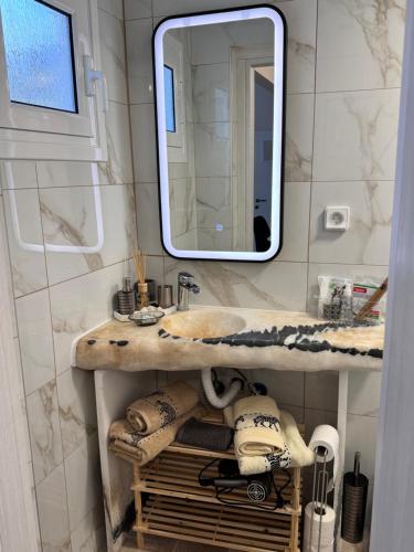 a bathroom with a sink and a mirror at Casa Nova in Salamina