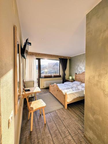a bedroom with a bed and a desk at Transylvanian Views in Peştera
