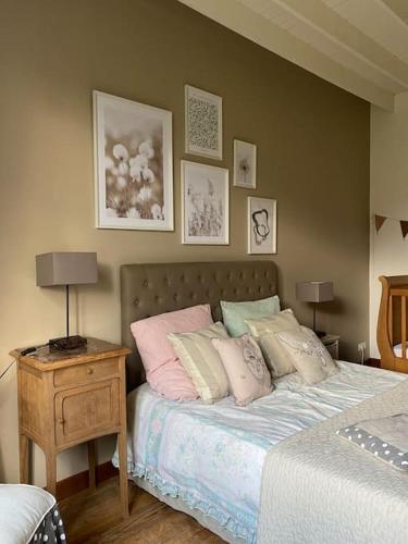 - une chambre avec un lit et deux lampes sur une table de nuit dans l'établissement Aux couleurs de la Baie à Sailly-Bray, à Noyelles-sur-Mer