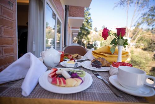 einen Tisch mit Teller mit Essen und Tassen darauf in der Unterkunft Hotel Monalisa Kathmandu Pvt. Ltd in Kathmandu