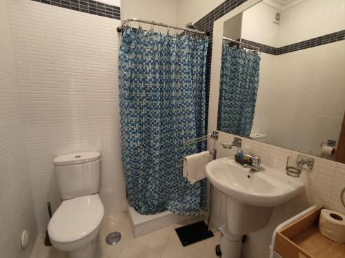a bathroom with a toilet and a sink at 3Z Brisa Mar - Casas & Papéis in Armação de Pêra