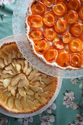 een taart en een bordje crackers naast een taart bij Manoir de la Salle du Roc in Bourré