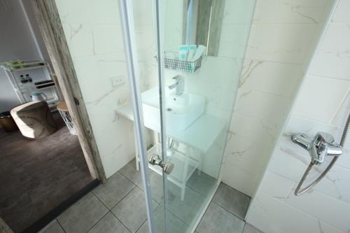 een badkamer met een wastafel en een douche bij Romantic Time in Hualien