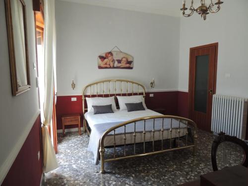 Schlafzimmer mit einem Bett mit weißer Bettwäsche und Kissen in der Unterkunft Oleandro e Glicine in Lecce