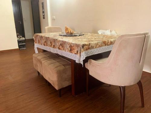 Bahria Villa في كراتشي: طاولة غرفة الطعام مع قمة الرخام وكرسي