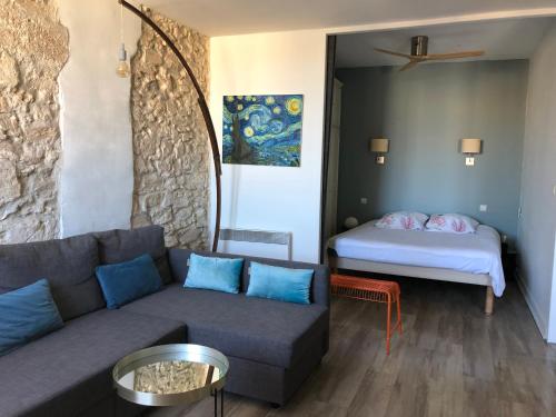 - un salon avec un canapé et un lit dans l'établissement Appartement Hyper Centre-Vieux Port-Place aux Huiles, à Marseille