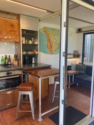 a kitchen and living room in a tiny house at Tiny House im Seecontainer mit Parkplatz, Glasfaser, Netflix, Veranda und gehobener Ausstattung in Coburg