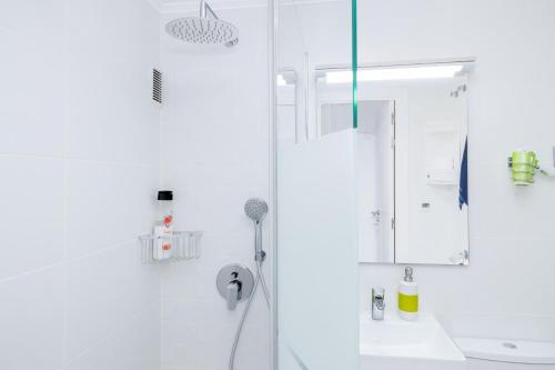 biała łazienka z prysznicem i umywalką w obiekcie ESPANATOUR ALMORADI 7 w mieście Torrevieja
