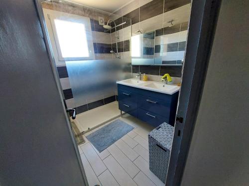 une salle de bain avec une douche, un lavabo et une baignoire dans l'établissement Maison de charme à Autignac avec vue sur jardin et montagne, à Autignac