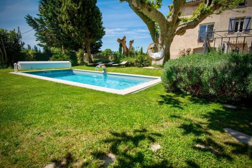 una piscina en el patio de una casa en Maison de 2 chambres avec piscine partagee jardin clos et wifi a Avignon en Aviñón