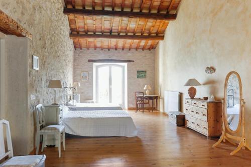 une chambre avec un lit, une table et des chaises dans l'établissement Villa confortable à Caromb avec piscine privée, à Caromb