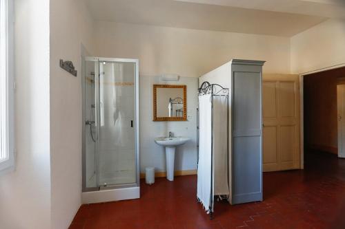 bagno con doccia e lavandino di Villa de 4 chambres avec piscine privee jardin clos et wifi a Caromb a Caromb