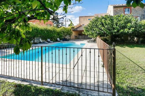 une clôture autour d'une piscine dans une cour dans l'établissement Villa confortable à Caromb avec piscine privée, à Caromb
