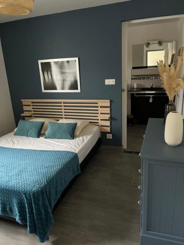 オンドルにあるGite du Lacのベッドルーム1室(青い壁のベッド1台、ピアノ付)