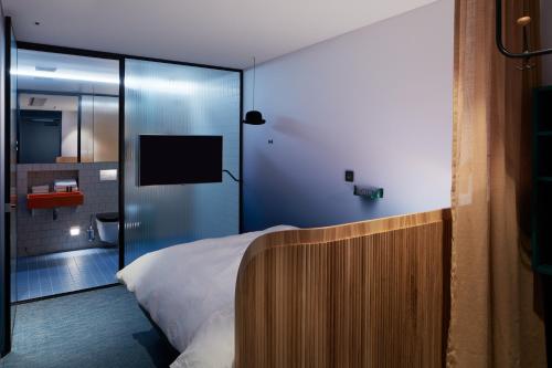 Habitación de hotel con cama y TV en Zzz Dreamscape Hotel, en Estocolmo