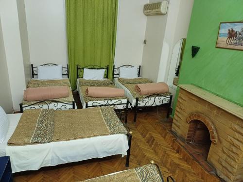Zimmer mit 4 Betten und Kamin in der Unterkunft Meramees Hotel in Kairo