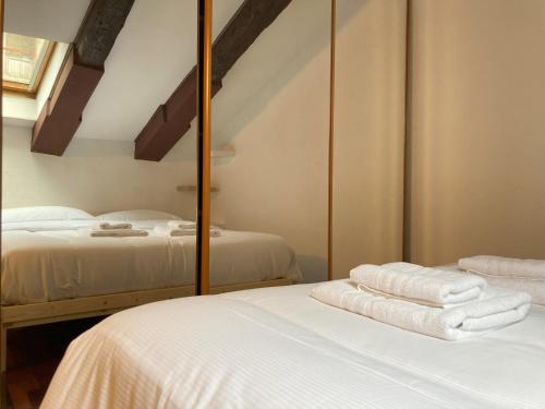Voodi või voodid majutusasutuse La Mansarda di Pino toas