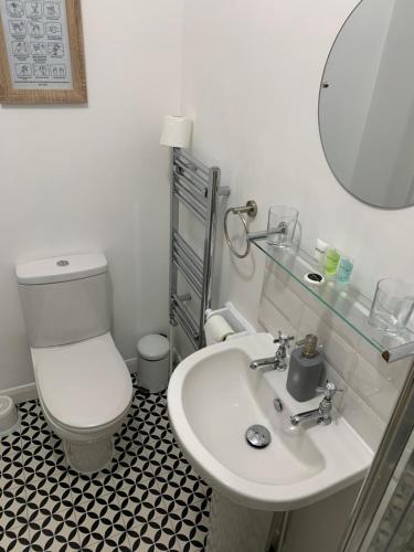 Ένα μπάνιο στο Ocean view double with ensuite, with access to private garden and bike store