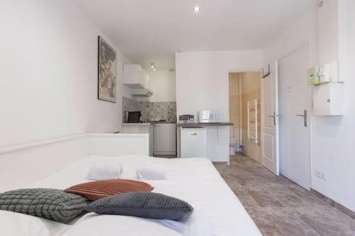 Cette chambre blanche dispose d'un grand lit et d'une cuisine. dans l'établissement Studio centre de Cannes, à Cannes