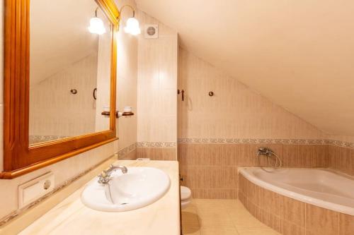 ein Badezimmer mit einem Waschbecken und einer Badewanne in der Unterkunft Apartamento Ático Duplex Santa Pola in Santa Pola