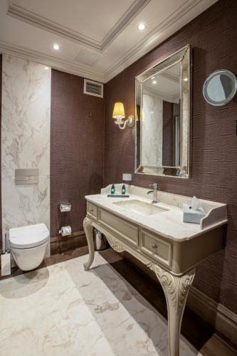 Ванная комната в MFB Tarabya Hotel