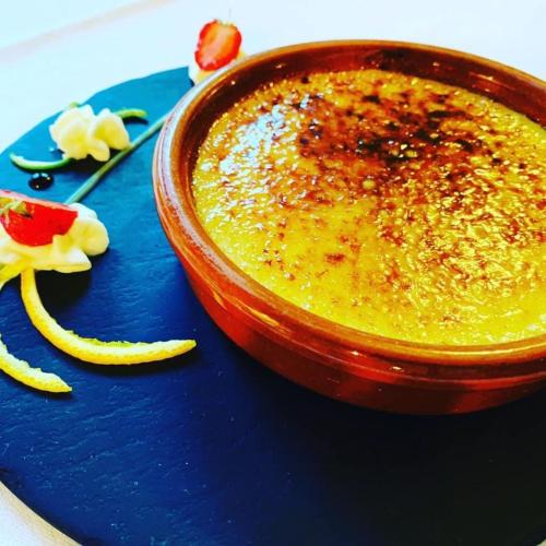 a bowl of food on a blue plate at Logis - Hôtel & Restaurant Moulin Des Forges in Saint-Omer-en-Chaussée