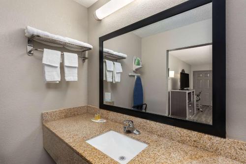 Bilik mandi di Days Inn by Wyndham Childersburg