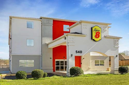 哈克高地的住宿－Super 8 by Wyndham Harker Heights Killeen Fort Hood，建筑的侧面有标志