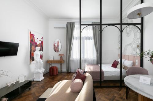 プシェムィシルにあるRetro Apartamentyのリビングルーム(ソファ付)、ベッドルーム1室が備わります。