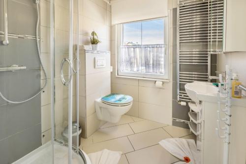 y baño con aseo, lavabo y ducha. en Apartment City, en Radolfzell am Bodensee