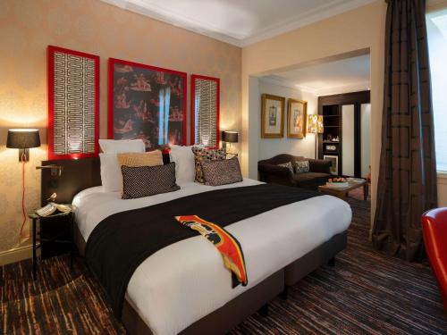 Pokój hotelowy z dużym łóżkiem i salonem w obiekcie Hotel Stendhal Place Vendôme Paris - MGallery w Paryżu