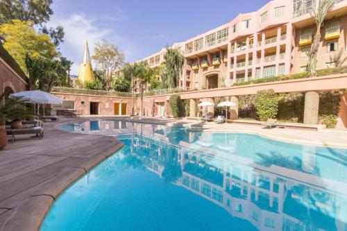 una piscina frente a un edificio en Appartement Oxygène Marrakech Sun en Marrakech