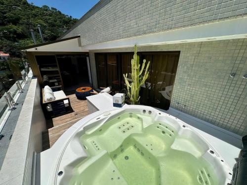 La alberca dentro o cerca de Cobertura com jacuzzi no Centro