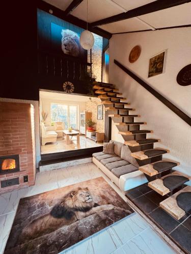 ein Wohnzimmer mit einer Treppe mit einem Löwenbild in der Unterkunft LauvasNams in Dubeņi