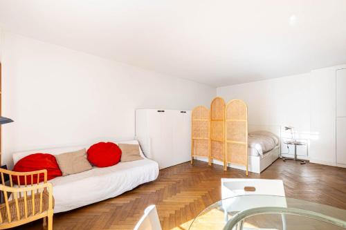 - un salon avec un canapé blanc et des planches de surf dans l'établissement GuestReady - Sunlit Serenity near Montmartre, à Paris