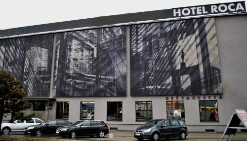 budynek z samochodami zaparkowanymi przed nim w obiekcie Kongres Hotel Roca w Koszycach