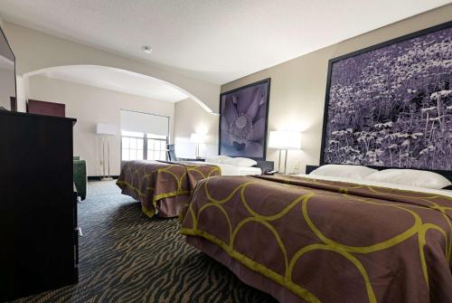 Ein Bett oder Betten in einem Zimmer der Unterkunft Super 8 by Wyndham High Point/Greensboro