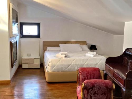 ein Schlafzimmer mit einem Bett mit 2 Stühlen und einem Klavier in der Unterkunft Villa Eleganza Milano Bergamo Airport in Dalmine