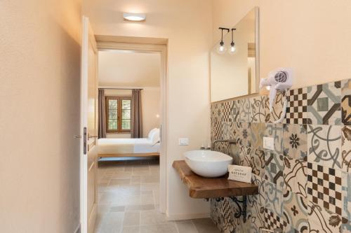 een badkamer met een wastafel en een spiegel bij Tenuta i 4 venti in Collesalvetti