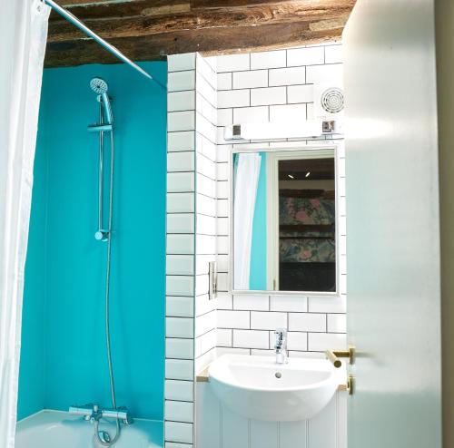 uma casa de banho com um lavatório e um chuveiro em Narborough Arms em Narborough