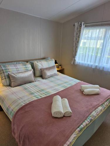 een slaapkamer met een groot bed en 2 handdoeken bij Oaks 25 in Newton