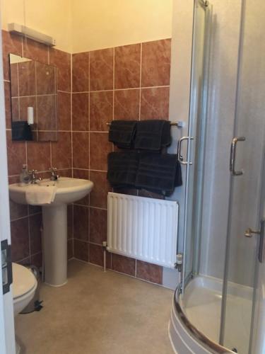y baño con ducha, lavabo y aseo. en The Edwardian Lodge Guest House, en Salisbury