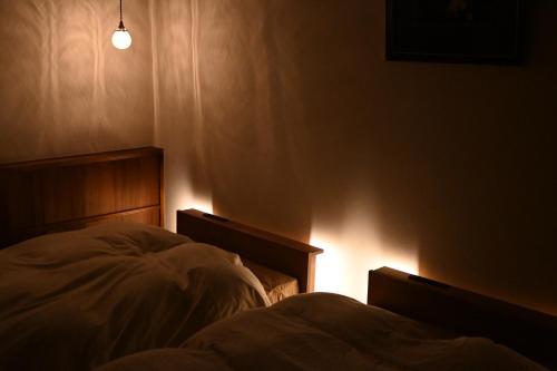 سرير أو أسرّة في غرفة في Komame