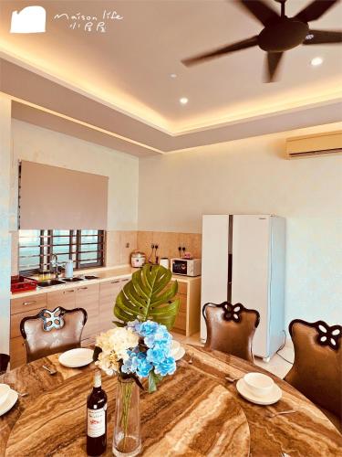 a dining room with a table and a kitchen at Maison life 小居屋 The Loft Imago in Kota Kinabalu
