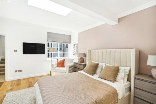 una camera con un grande letto e un soggiorno di 4 bedroom home by Buckingham Palace a Londra